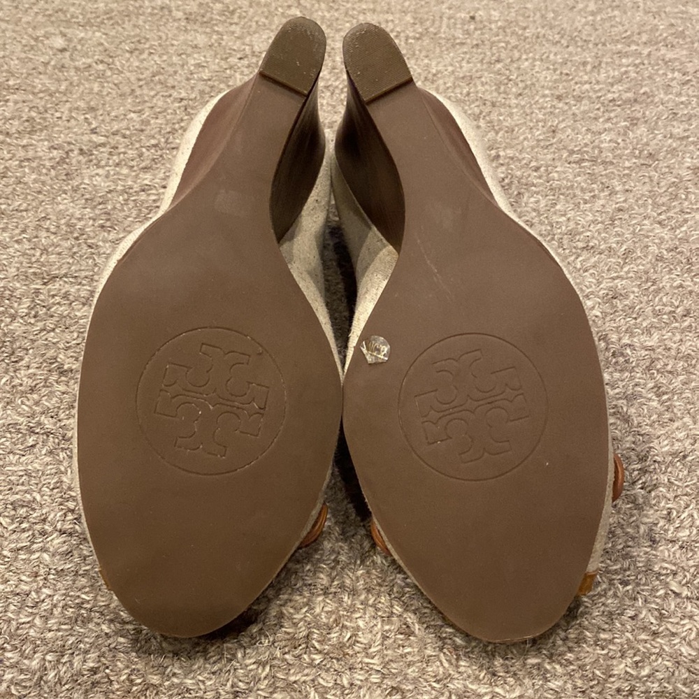 Tory Burch Offwhite/Brown open toe wedge sandal with 4 inch wooden heel. Sz. 8.5 - Picture 6 of 9